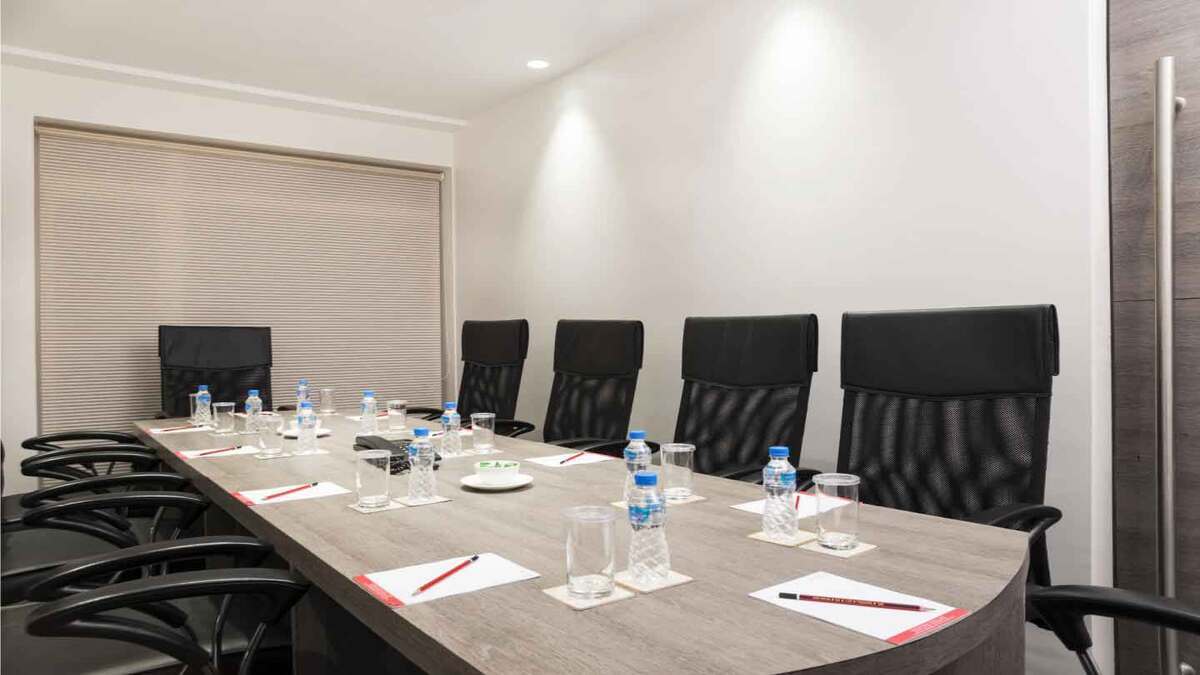 Meetings by Day, City Lights by Night — Why Business Travellers Choose Hotels in Kolkata Near Park Street